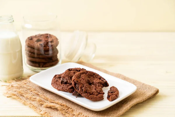 Galletas Chocolate Con Chispas Chocolate Sobre Fondo Madera — Foto de Stock