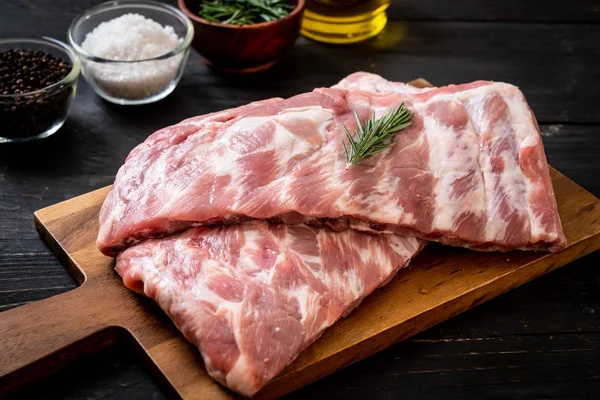 Taze Çiğ domuz kaburga malzemelerle