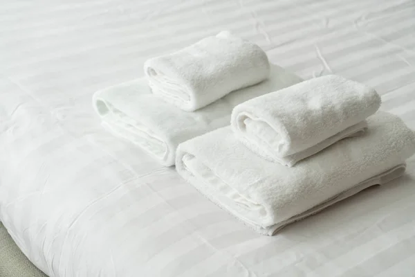 卧室内部床上的白色毛巾装饰 — 图库照片