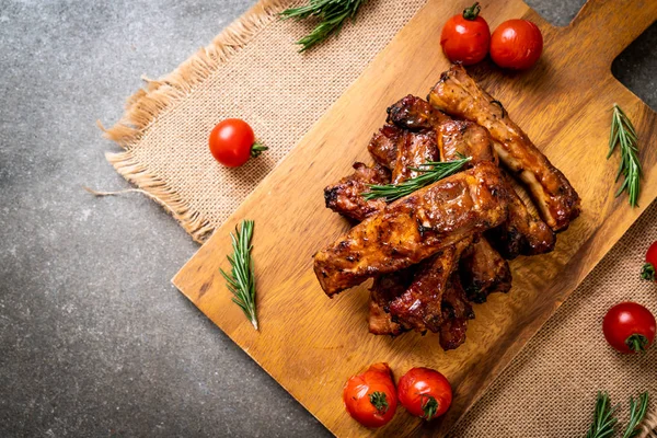 Biberiye ve domatesli ızgara pirzola.