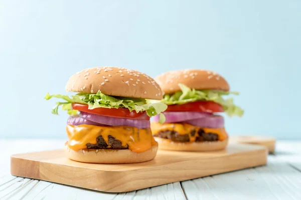 Frische Leckere Rindfleisch Burger Mit Käse Und Pommes Frites Auf — Stockfoto