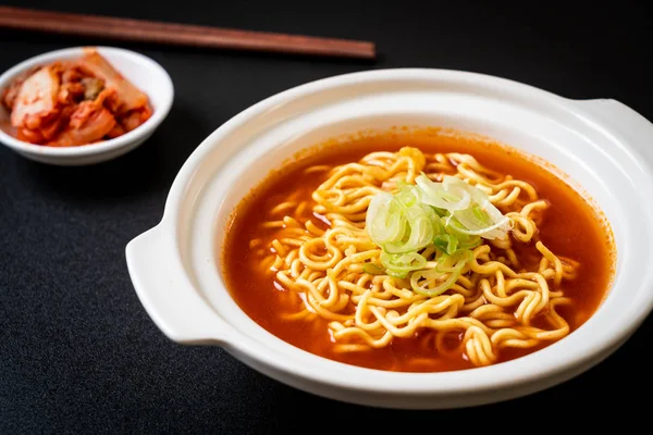 Fideos Instantáneos Picantes Coreanos Con Kimchi Estilo Comida Coreana — Foto de Stock