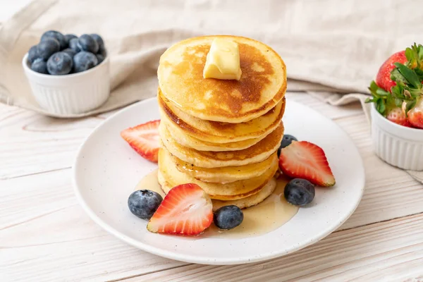 Pancake Butter Strawberries Blueberries Honey — Stock Photo, Image