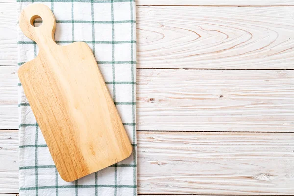 ahşap arka plan üzerinde mutfak bezle ahşap tahta boş kesme