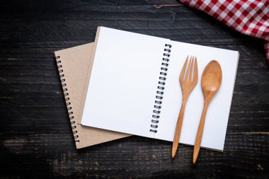 metin Not ahşap yüzey ve tahta kaşık ve çatal ile kopya sapce için boş defter