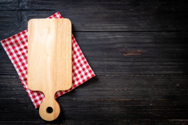 ahşap arka plan üzerinde mutfak bezle ahşap tahta boş kesme