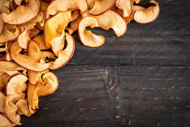 Ahşap arka planda kesilmiş ev yapımı organik elma.