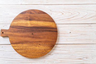 ahşap arka plan üzerinde mutfak bezle ahşap tahta boş kesme