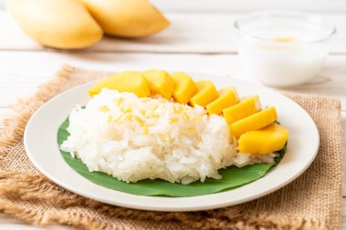 Yapışkan pirinçli mango - Tayland 'ın popüler geleneksel tatlısı