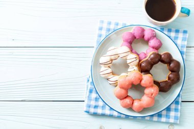 ahşap arka plan üzerinde siyah kahve ile çörek