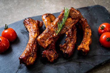 Biberiye ve domatesli ızgara pirzola.