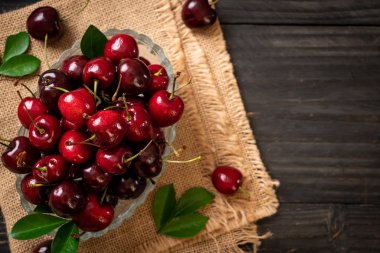 Ahşap arka planda taze kirazlar