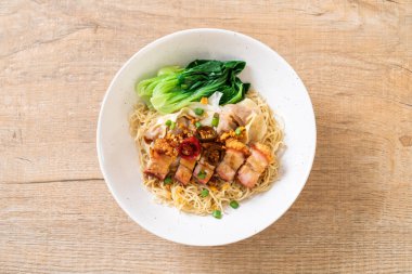 gevrek domuz yağı ve mantı - Asya gıda tarzı ile yumurta şehriye çorbası