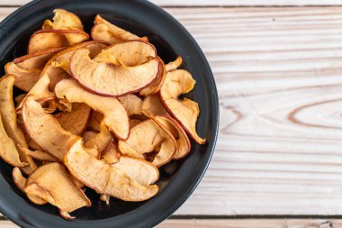 Ahşap arka planda kesilmiş ev yapımı organik elma.