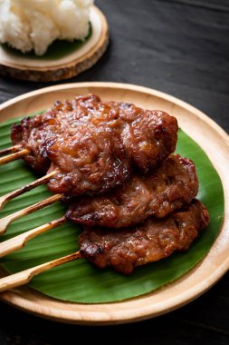 Beyaz pilavlı ızgara süt domuzu. Tayland sokak yemeği tarzı.