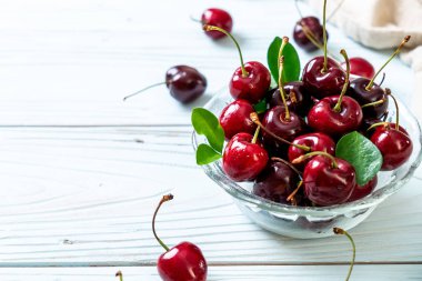 Ahşap arka planda taze kirazlar