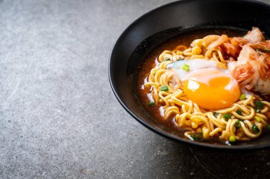 Kimchi ve yumurta - Korece ramen tarzı ile Kore anlık erişte