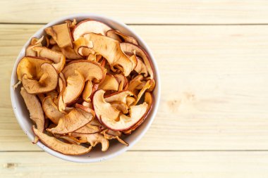 Ahşap arka planda kesilmiş ev yapımı organik elma.