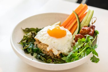 baharatlı fesleğen kızarmış pilav kızarmış yumurta ve sebze ile