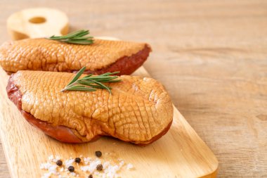 taze çiğ ördek göğsü malzemelerle ahşap tahta üzerinde