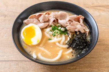 udon erişteli domuz çorbası Japon usulü.