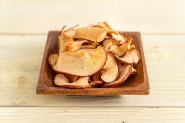 Ahşap arka planda kesilmiş ev yapımı organik elma.