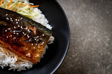 saba balık tepesinde tabağı - Japon tarzı üzerinde teriyaki soslu ızgara