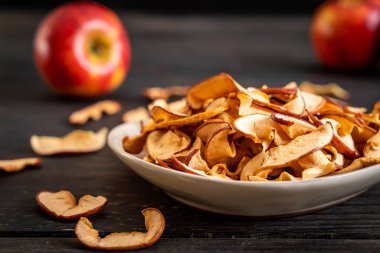 Ahşap arka planda kesilmiş ev yapımı organik elma.