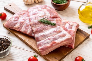 Taze Çiğ domuz kaburga malzemelerle