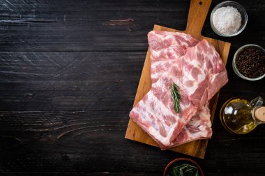 Taze Çiğ domuz kaburga malzemelerle