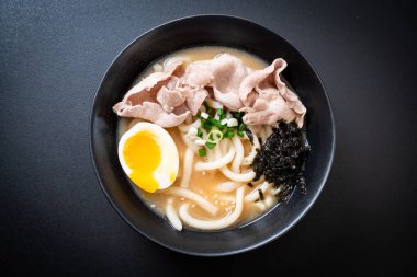 udon erişteli domuz çorbası Japon usulü.