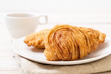 tavuk köri puf böreği ahşap arka plan üzerinde