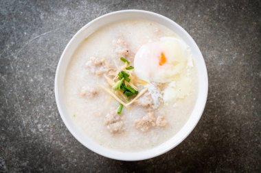 Kase içinde kıymalı pirinç lapası Asya usulü kahvaltı.