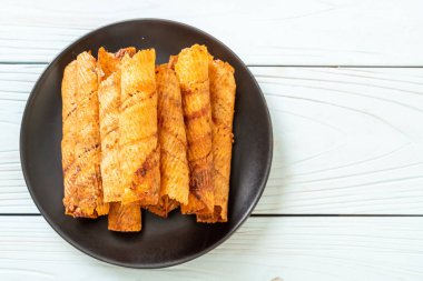 Çıtır çıtır kurutulmuş kalamar ruloları tabakta.