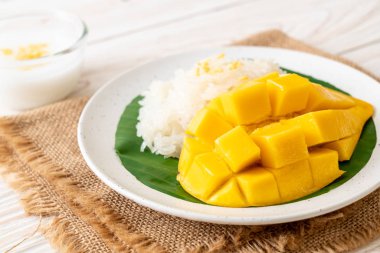 Yapışkan pirinçli mango - Tayland 'ın popüler geleneksel tatlısı