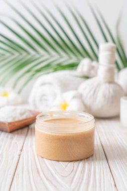 Ahşap zemin üzerine kurulmuş kaplıca tedavileri - Güzellik konsepti