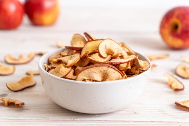 Ahşap arka planda kesilmiş ev yapımı organik elma.