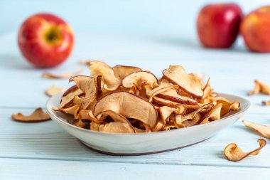 Ahşap arka planda kesilmiş ev yapımı organik elma.