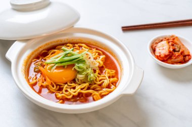 Yumurta, sebze ve kimchi ile Kore usulü baharatlı hazır erişte.