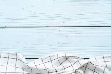 mutfak bezi (peçete) kopya alanı mavi ahşap zemin üzerine