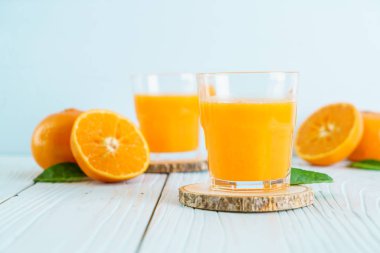 Ahşap arka plan - sağlıklı içecek üzerinde taze portakal suyu