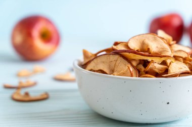 Ahşap arka planda kesilmiş ev yapımı organik elma.