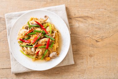 Karıştırılmış kalamar ya da tuzlu yumurtalı ahtapot - Asya deniz ürünleri tarzı