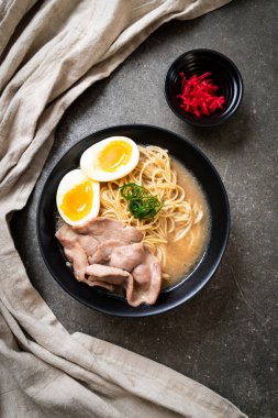 domuz eti ve yumurta - Japon tarzı ile TONKOTSU ramen erişte