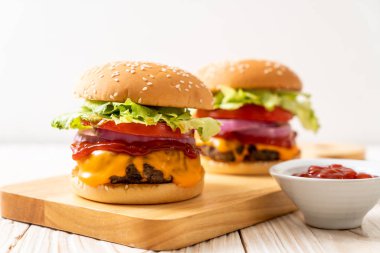 taze lezzetli biftek burger peynir ve ahşap zemin üzerine ketçap