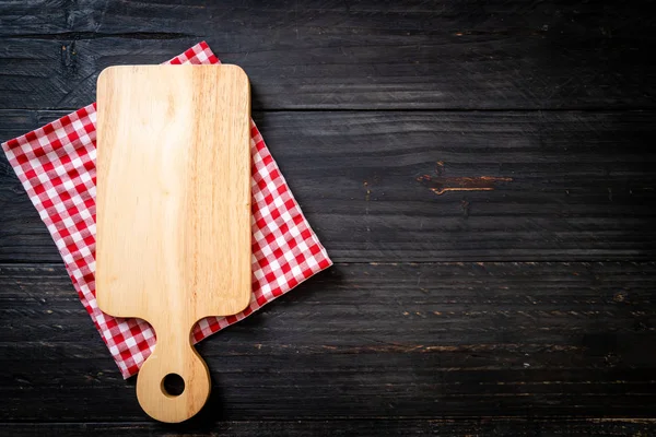 ahşap arka plan üzerinde mutfak bezle ahşap tahta boş kesme