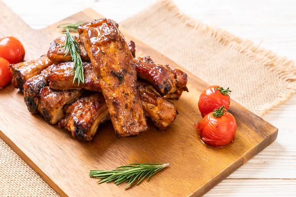 Gegrilde Barbecue Ribbetjes Varkensvlees Met Rozemarijn Tomaten — Stockfoto