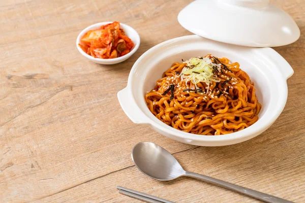 Instan Pedas Dan Pedas Korea Dengan Kimchi Gaya Makanan Korea — Stok Foto
