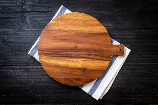 Tablero Madera Corte Vacío Con Paño Cocina Sobre Fondo Madera — Foto de Stock