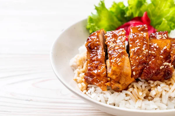 Gegrilltes Huhn Mit Teriyaki Sauce Auf Reisschüssel — Stockfoto